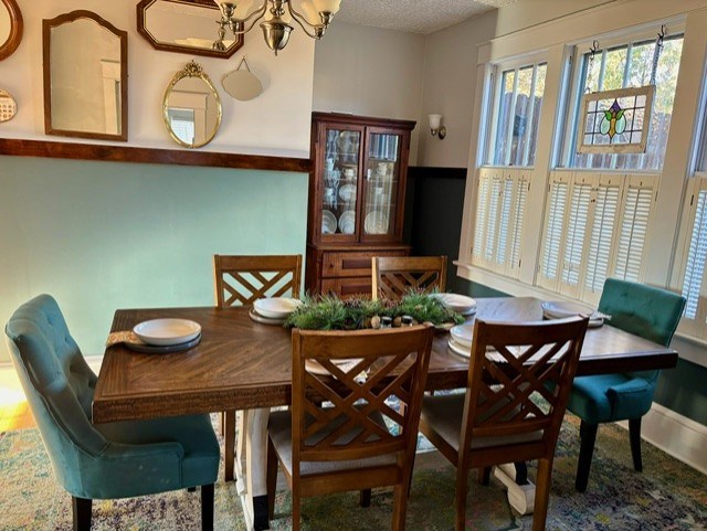 dining area featuring an inviting chandelier and a textured ceiling