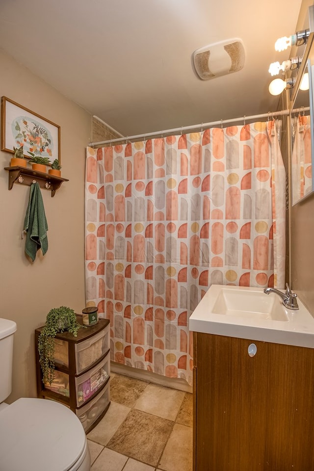 full bath featuring vanity, curtained shower, and toilet