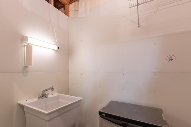 16084 Old Jonesboro Rd, Bristol, VA 24202 - laundry area with a sink