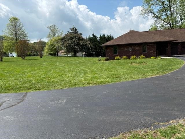 319 Bogey Dr, Abingdon, VA 24211 - view of grassy yard featuring a garage and driveway