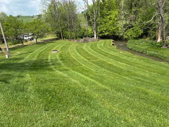 319 Bogey Dr, Abingdon, VA 24211 - view of grassy yard