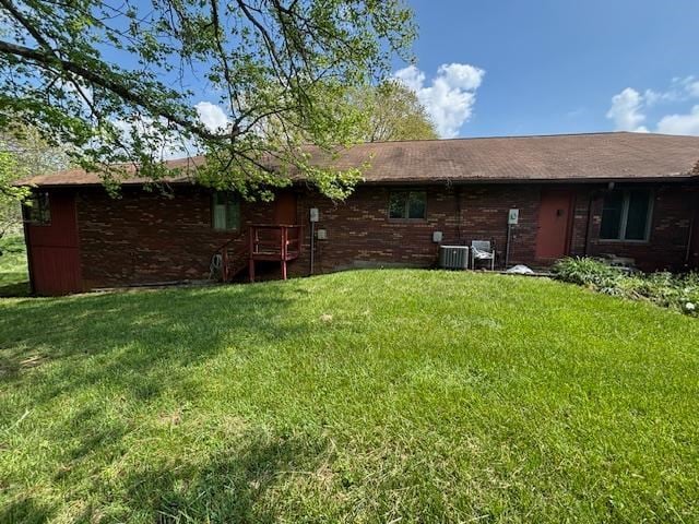 319 Bogey Dr, Abingdon, VA 24211 - back of house featuring a lawn and brick siding