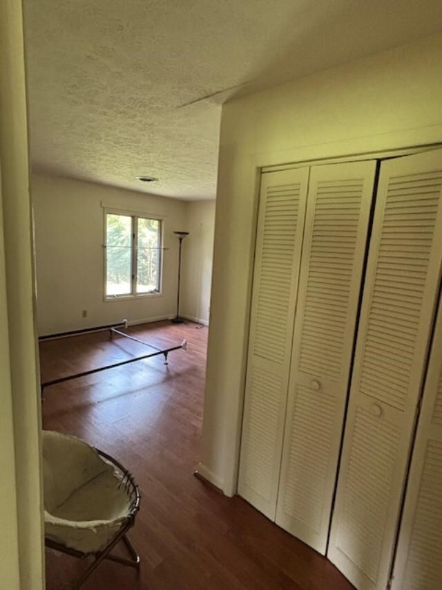 319 Bogey Dr, Abingdon, VA 24211 - corridor with wood finished floors and a textured ceiling