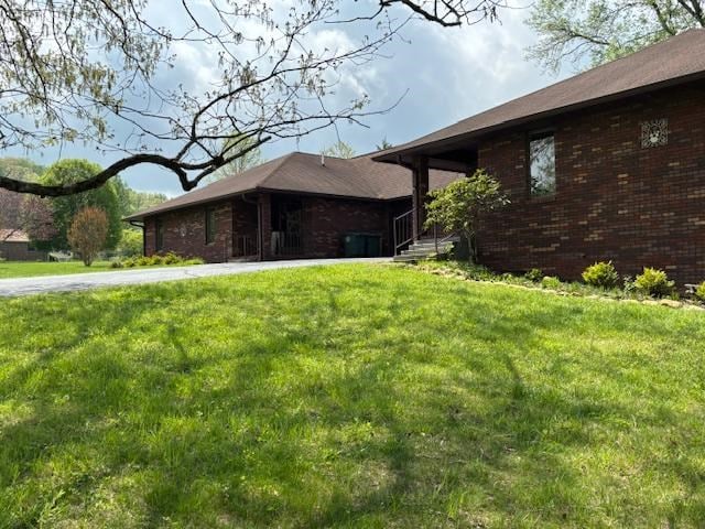319 Bogey Dr, Abingdon, VA 24211 - view of property exterior featuring brick siding and a lawn