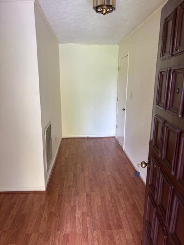319 Bogey Dr, Abingdon, VA 24211 - corridor with wood finished floors, a textured ceiling, and a chandelier
