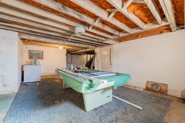 rec room with washer / dryer and pool table