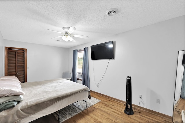 178 Woodside Dr, Chilhowie, VA 24319 - bedroom with light wood-style floors, a textured ceiling, baseboards, and a ceiling fan