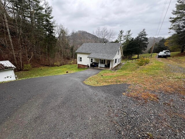 196 Goodwin Rd, Cedar Bluff, VA 24609 - view of side of home with driveway and a lawn