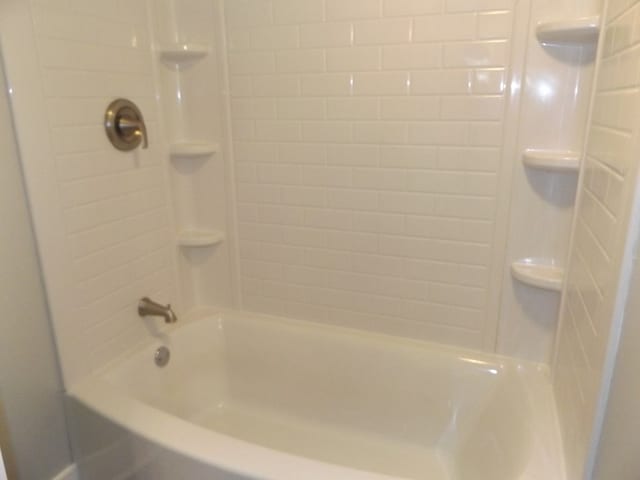 bathroom featuring tiled shower / bath