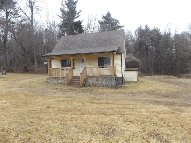 view of front of house featuring covered porch and a front yard