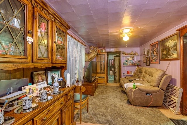 sitting room with ceiling fan