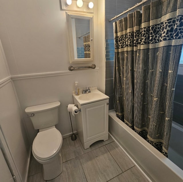 full bathroom with shower / bath combination with curtain, vanity, and toilet