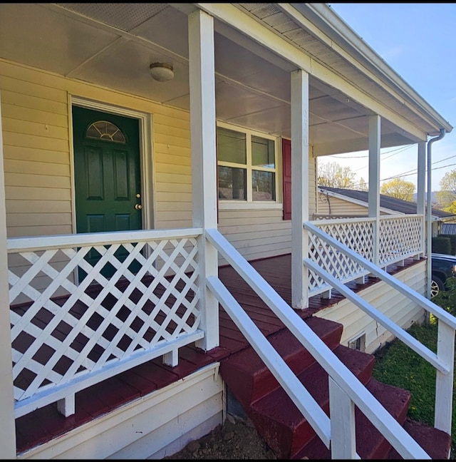 doorway to property with covered porch