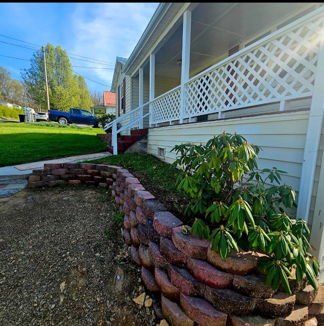 view of side of property featuring a yard