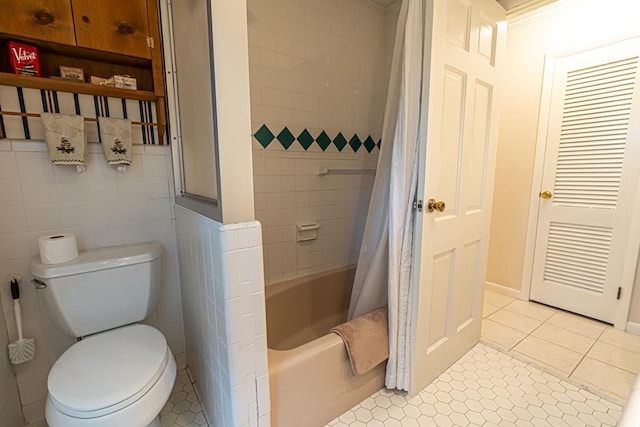 503 Court St, Abingdon, VA 24210 - bathroom with tile patterned floors and shower / bathtub combination with curtain