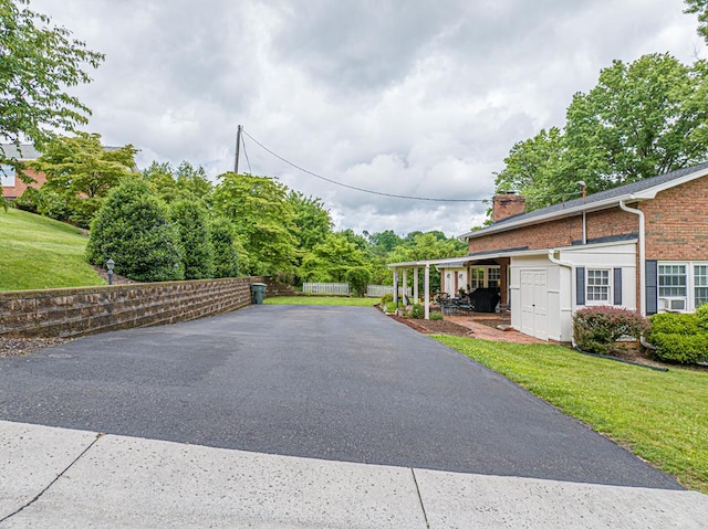 503 Court St, Abingdon, VA 24210 - view of asphalt driveway
