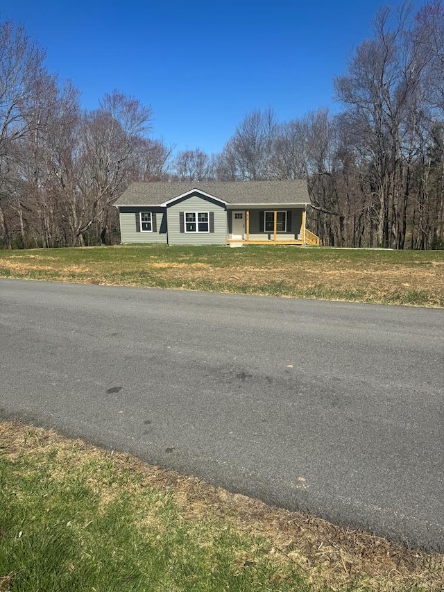 view of front of property featuring a porch and a front yard