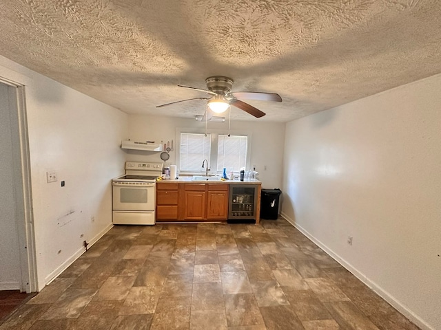 kitchen featuring ceiling fan, under cabinet range hood, beverage cooler, a sink, and white range with electric cooktop