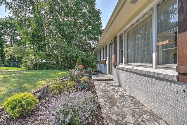 421 Hill Park Dr, Bristol, VA 24201 - photo 2