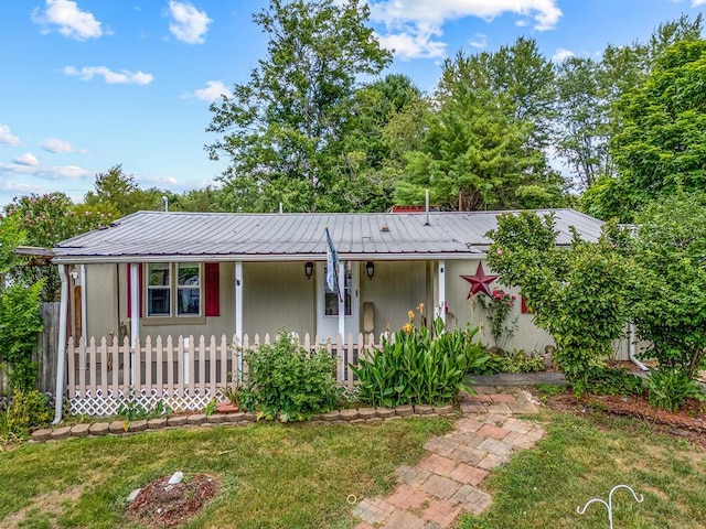 single story home with a front lawn