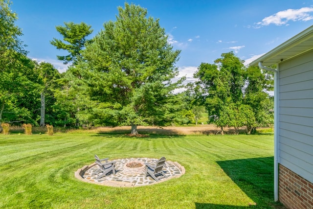 view of yard featuring an outdoor fire pit