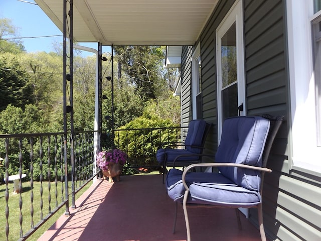 304 Edgewood Dr, Galax, VA 24333 - view of sunroom / solarium