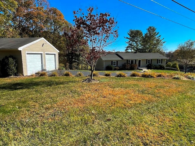 view of yard featuring a garage and an outdoor structure