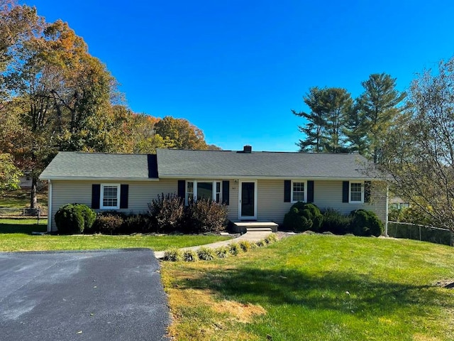 single story home with a front lawn