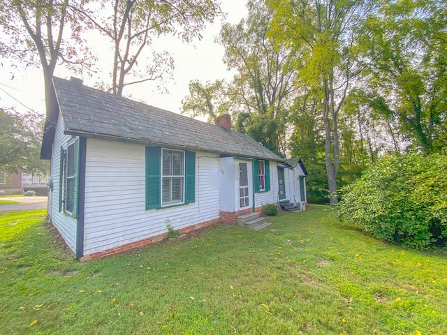 view of front of property featuring a front lawn