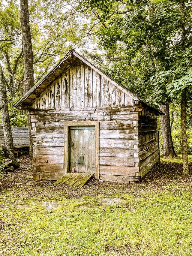 view of outdoor structure