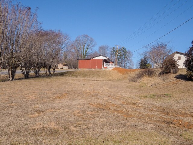 view of yard with an outbuilding