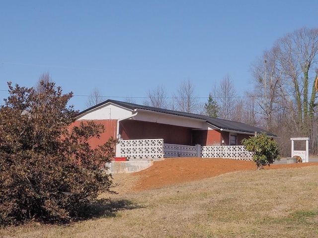 view of front of house with a front lawn
