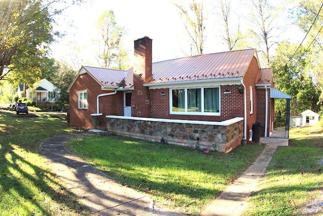 view of front of home featuring a front yard