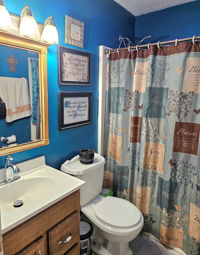 290 Hummingbird Hl, Tazewell, VA 24651 - bathroom featuring toilet, vanity, curtained shower, and a textured ceiling