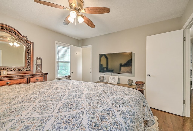 420 Brookwood Dr, Bristol, TN 37620 - bedroom featuring wood finished floors, ceiling fan, and a textured ceiling