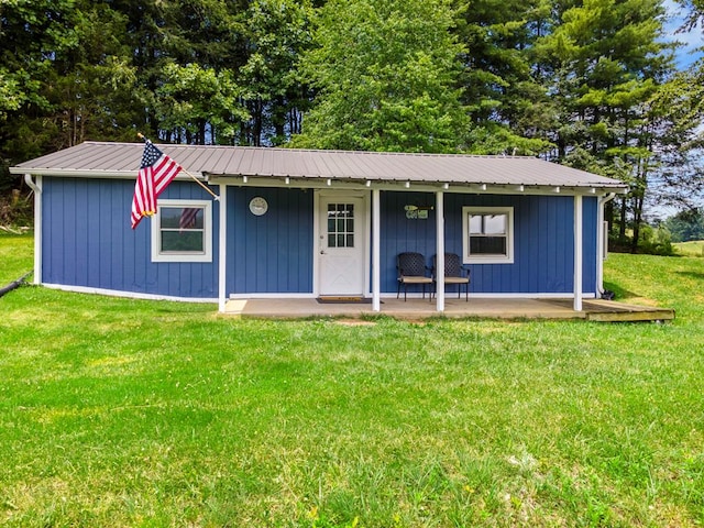 21468 Mandalay Ln, Abingdon, VA 24211 - view of front of house with a metal roof and a front lawn