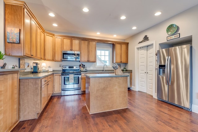 kitchen with a sink, a kitchen island, recessed lighting, stainless steel appliances, and dark wood-style flooring