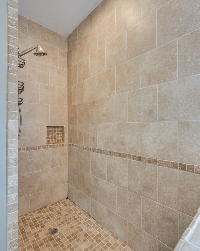 bathroom featuring tiled shower