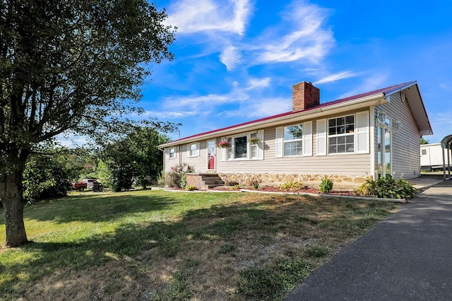 view of front facade featuring a front lawn