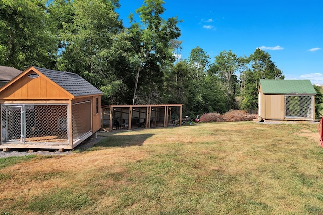 view of yard featuring an outbuilding