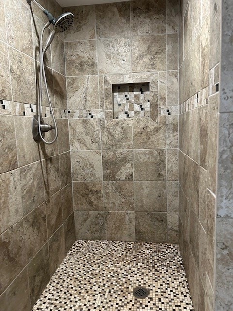 bathroom featuring a tile shower