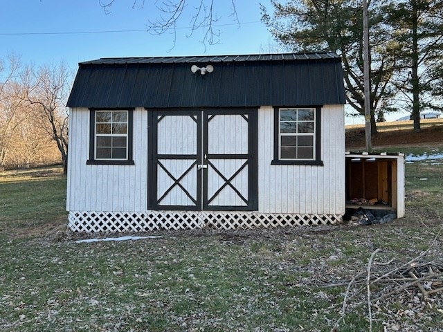 view of outdoor structure featuring a yard