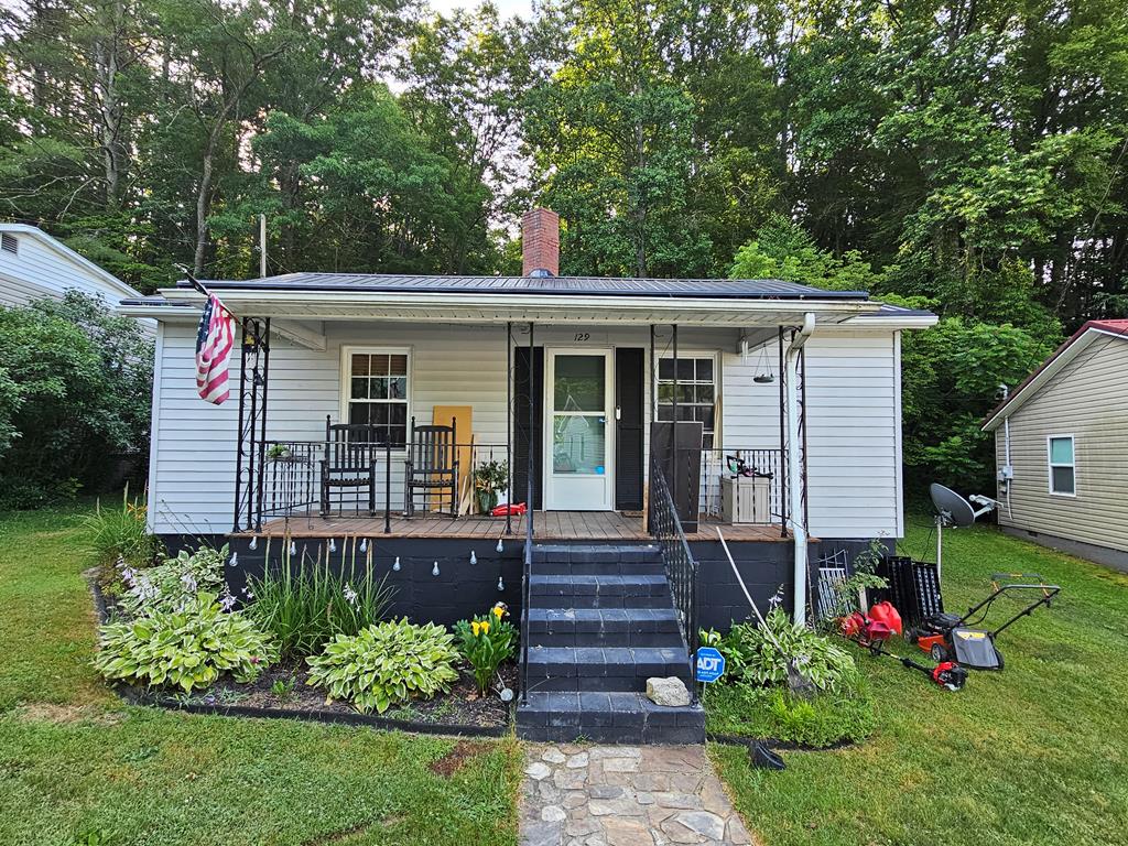 129 Vaughan St, Fries, VA 24330 - photo 1