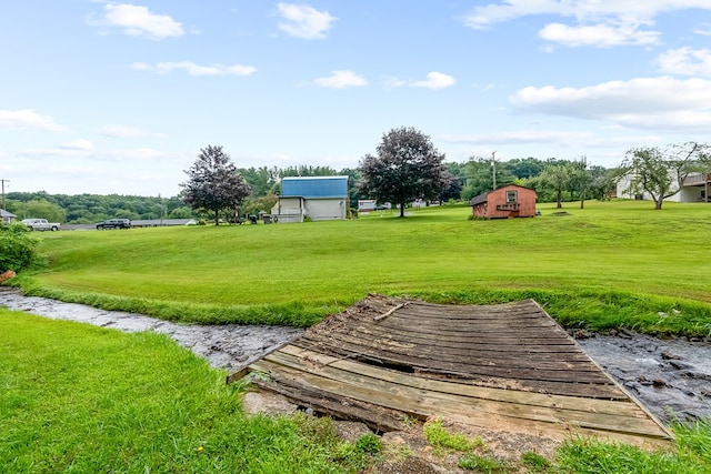 view of yard featuring an outdoor structure