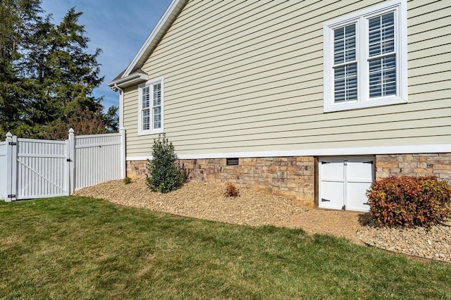 20324 Josh Allen Dr, Abingdon, VA 24211 - view of side of property with a gate and crawl space