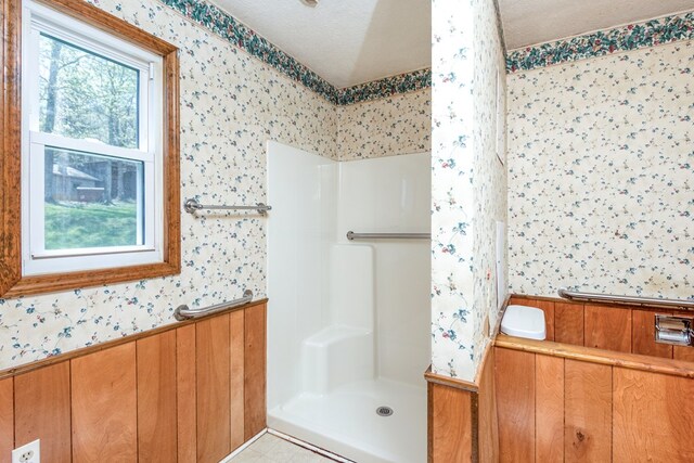 324 Mill Creek Rd, Chilhowie, VA 24319 - full bath with a walk in shower, wallpapered walls, and a textured ceiling