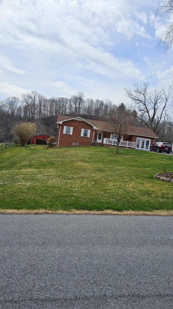view of front of property with a front lawn