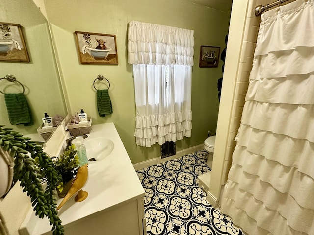 full bath with tile patterned flooring, toilet, vanity, a shower with curtain, and baseboards
