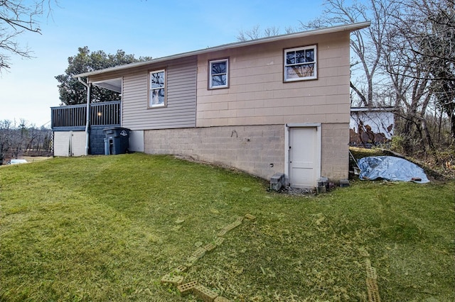 view of side of property featuring a lawn