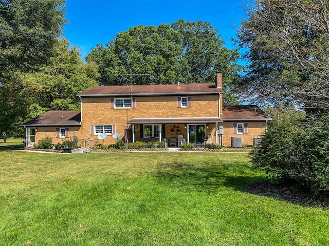 view of front of property featuring a front yard